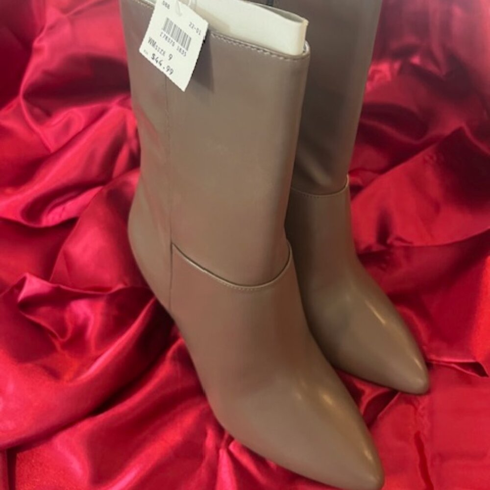 Christian Siriano "Yesenia" Mid calf Boots‎ in taupe block heel size 9 in box